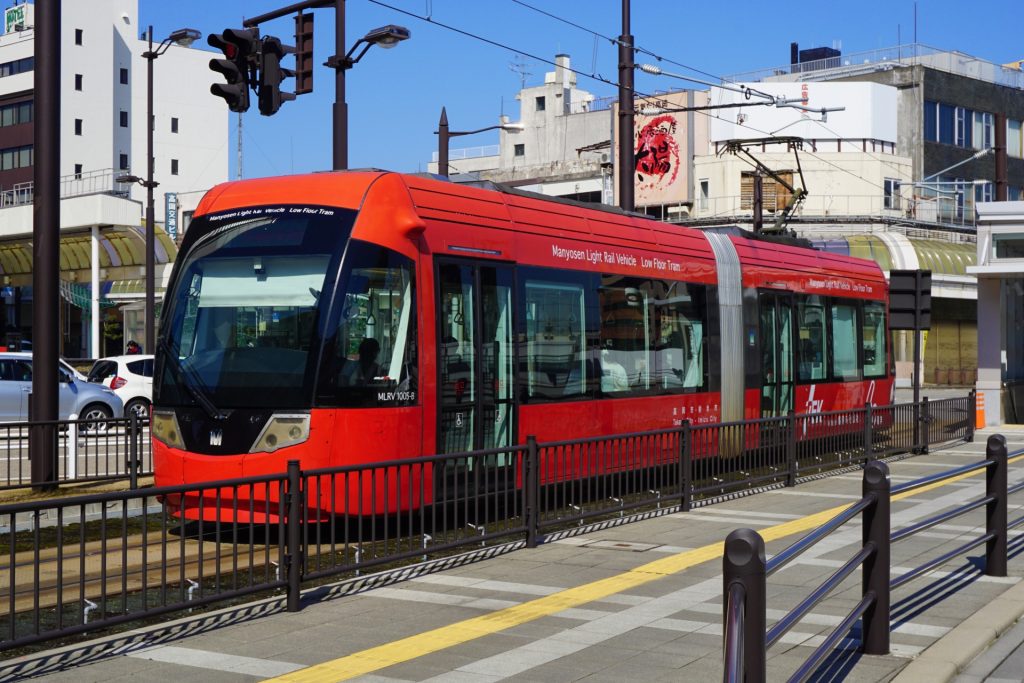 万葉線路面電車の様子