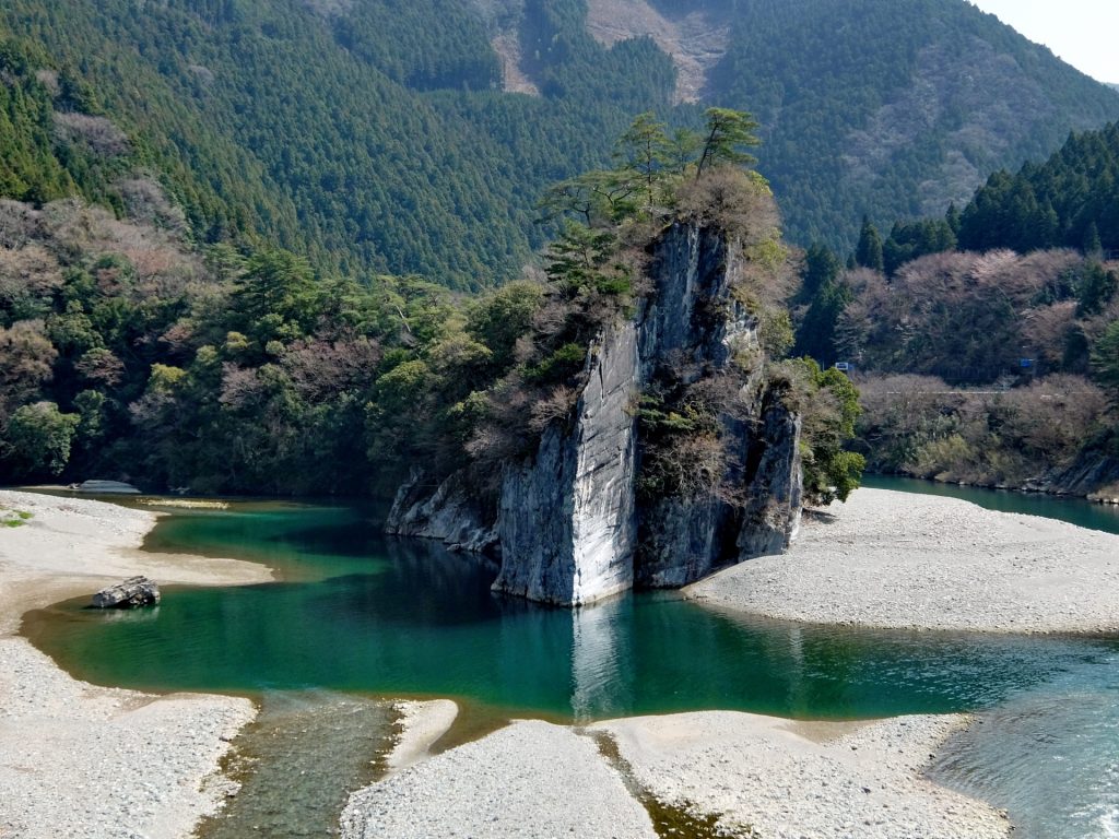 愛媛の景勝地・御三戸嶽・面河川と久万川の合流点にそびえ立つ軍艦岩の様子