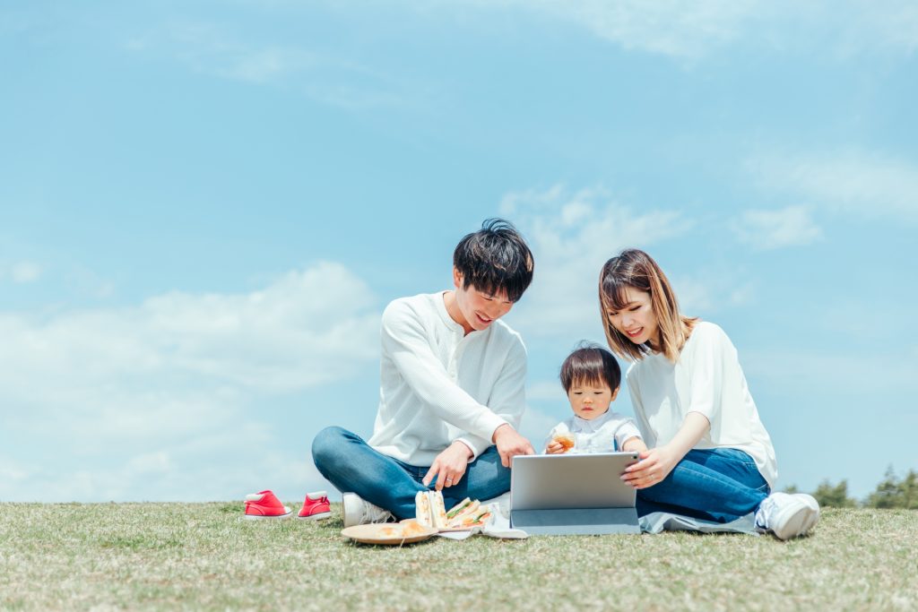 タブレットPCを使う家族の様子