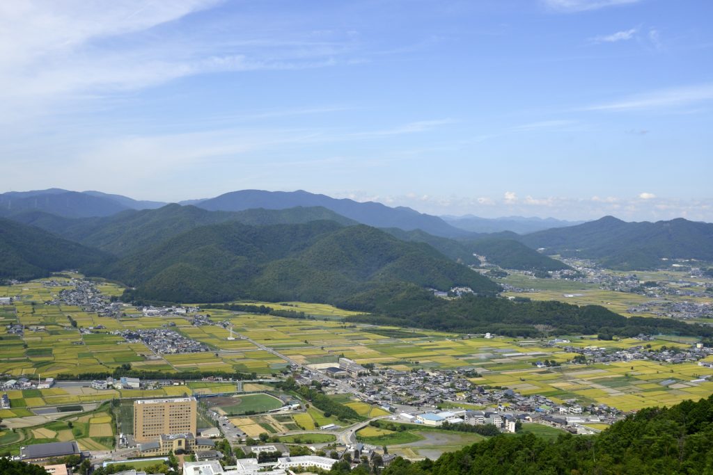 京都　亀岡　霧のテラスから見た街並みと秋の田園風景の様子