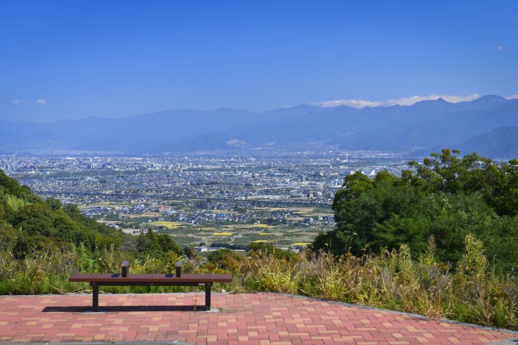 長野市茶臼山自然植物園から一望する善光寺平と青空の様子