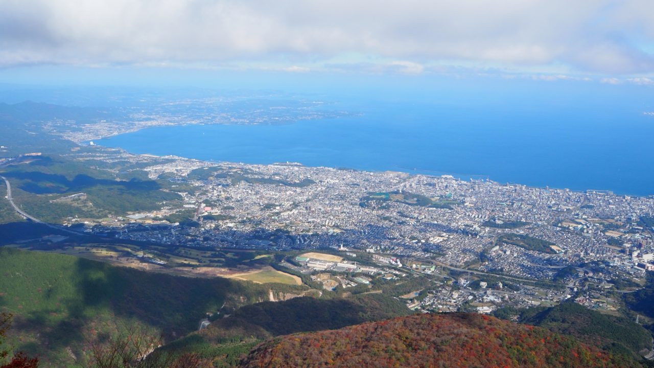 鶴見岳から眺める別府市街地と別府湾の様子