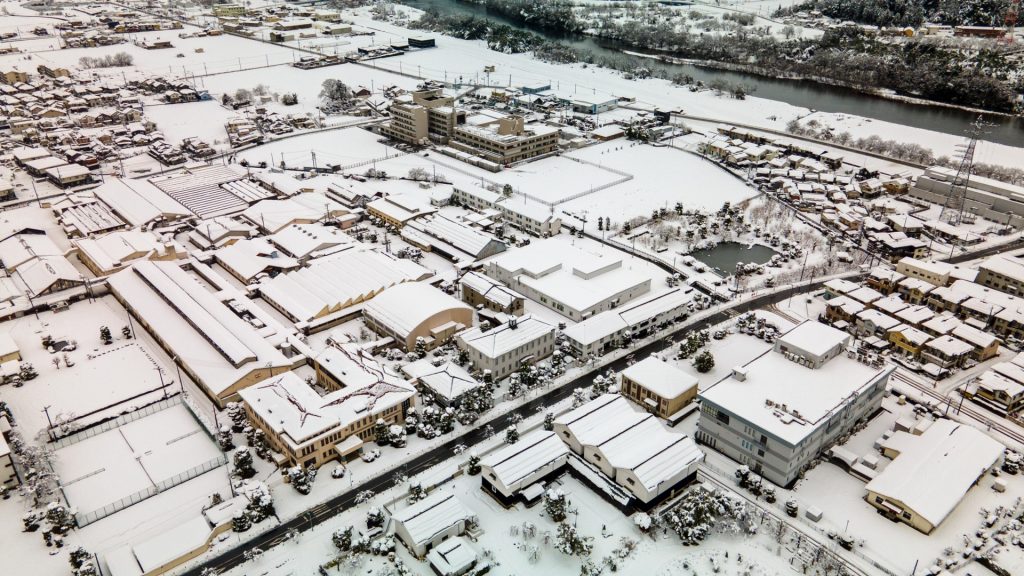 雪に覆われた山間部の街並み　ドローン空撮の様子