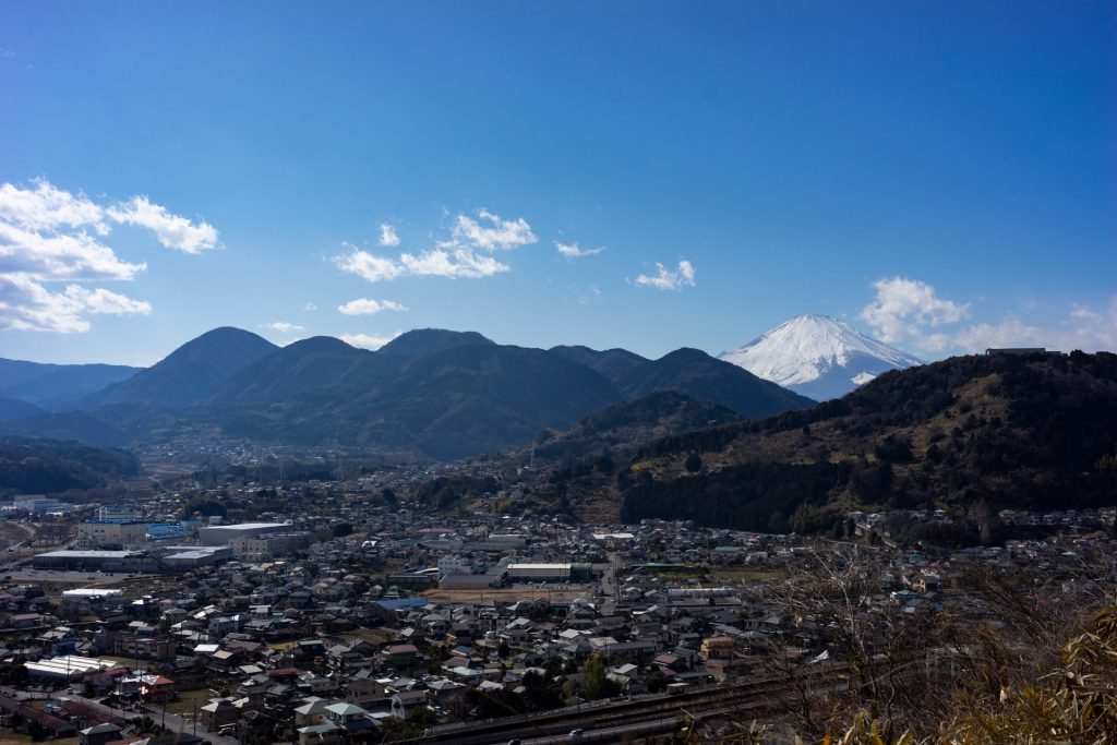 神奈川県足柄上郡山北町から見た街並みと富士山の様子