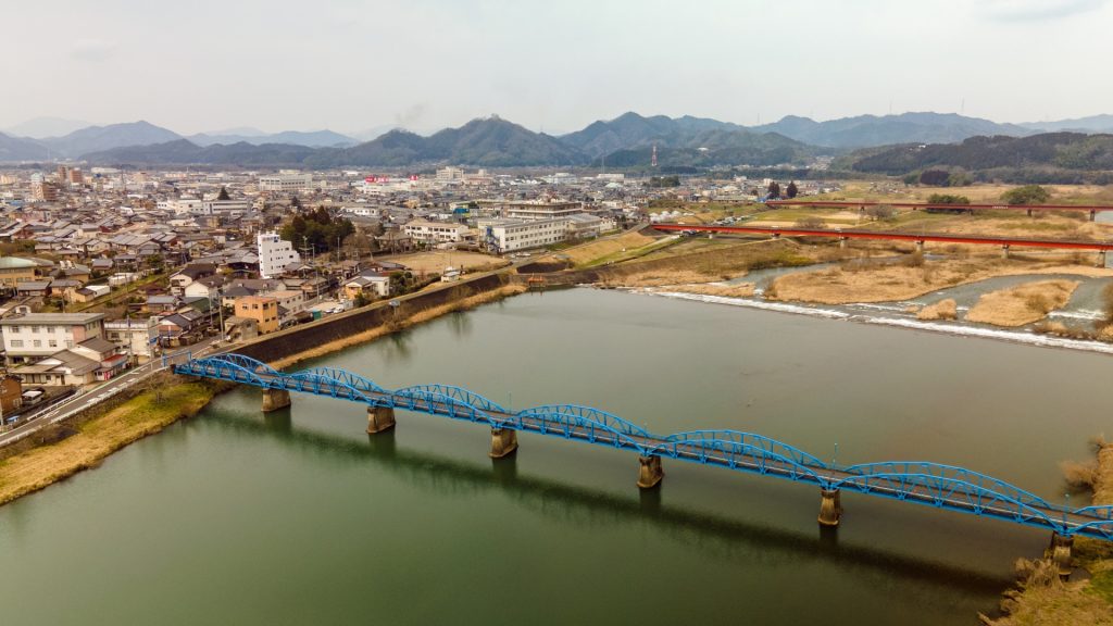 京都府由良川の橋（ドローン空撮）の様子