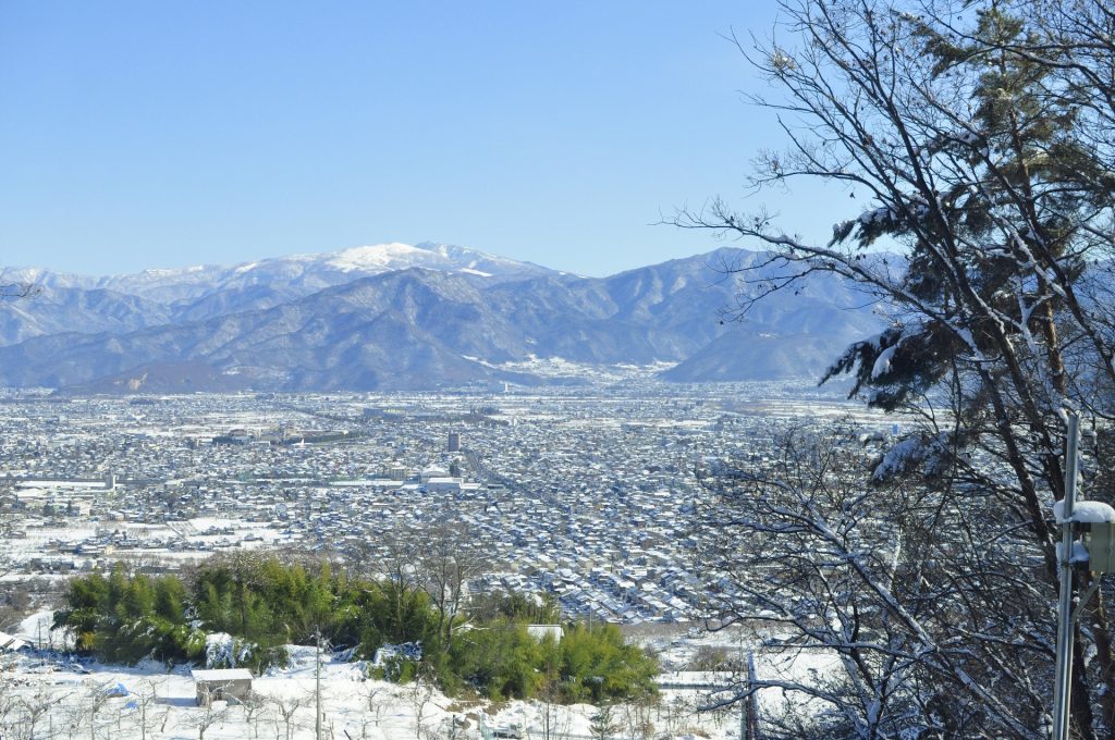 茶臼山高原から見渡す長野市の街並みの様子