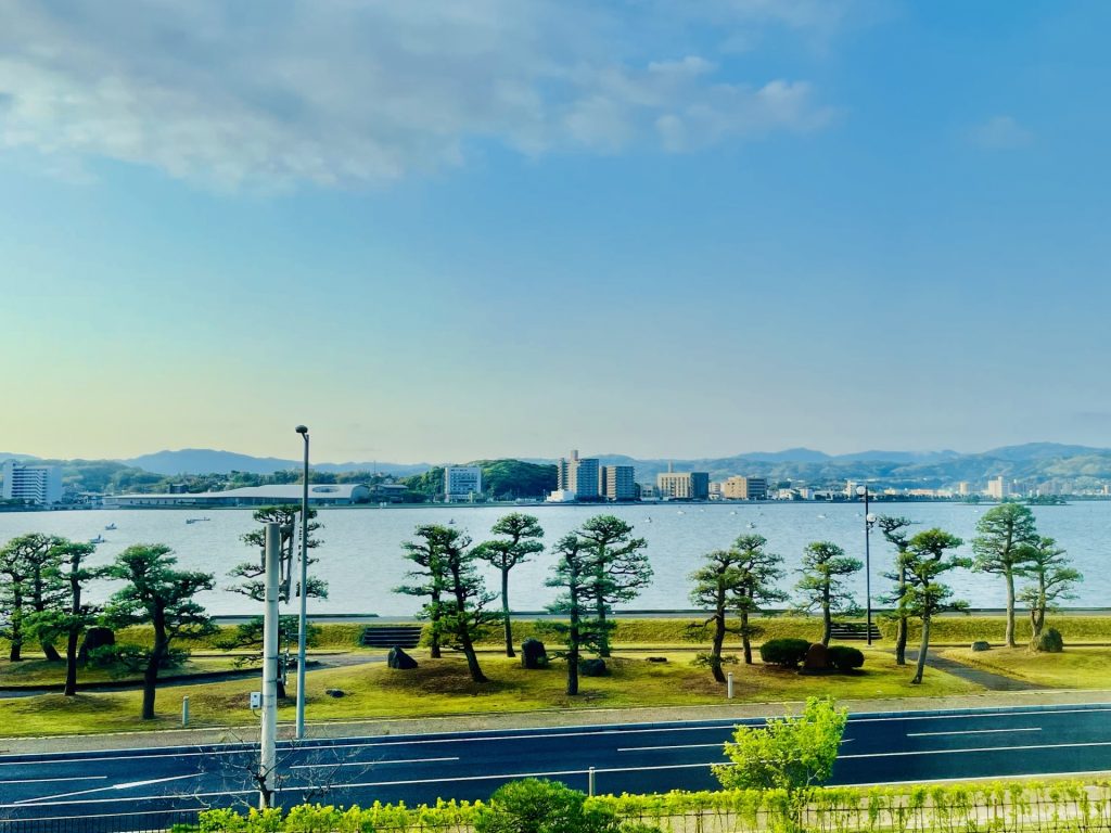 宍道湖の向こうに見える島根県立美術館の様子