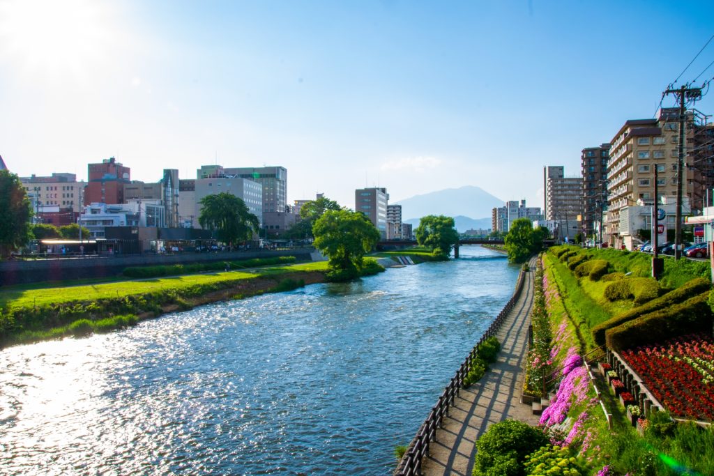 岩手県　北上川と岩手山の様子