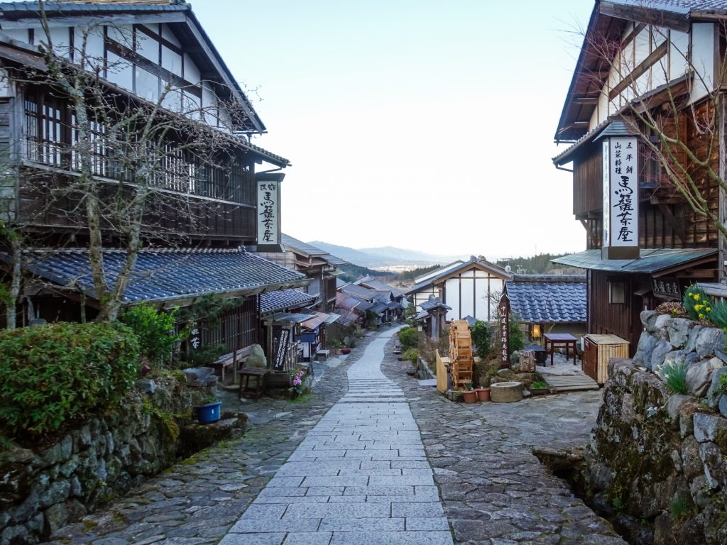 水車が回る早朝の中山道馬籠宿（岐阜県）の様子