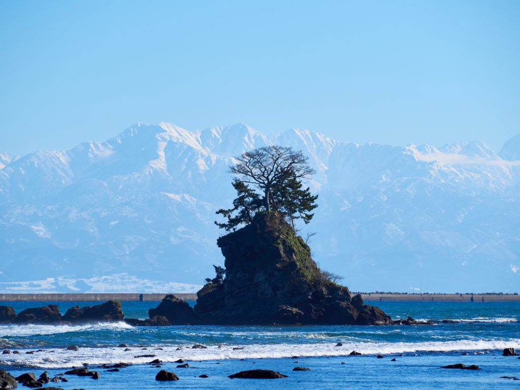 冬、快晴の雨晴海岸と女岩・立山連峰の様子