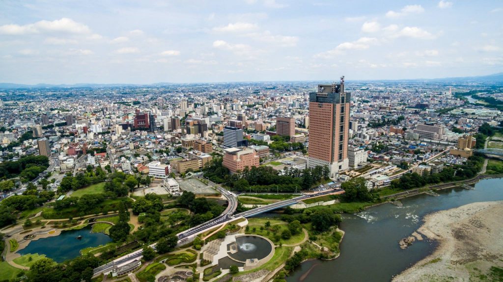 美しい公園の近くの群馬県庁舎空撮の様子