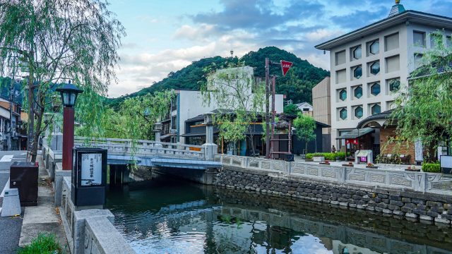 静かな朝 城崎温泉の川べり柳通りの様子