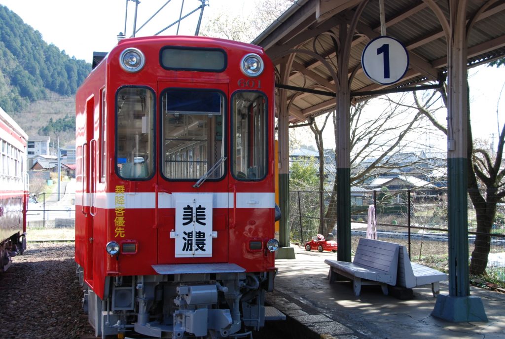 名鉄美濃駅　名鉄電車の様子