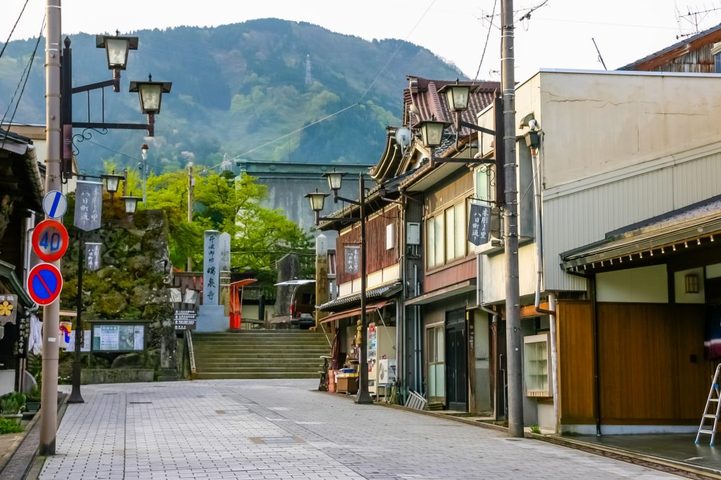 八日町通りから見る井波別院瑞泉寺の様子