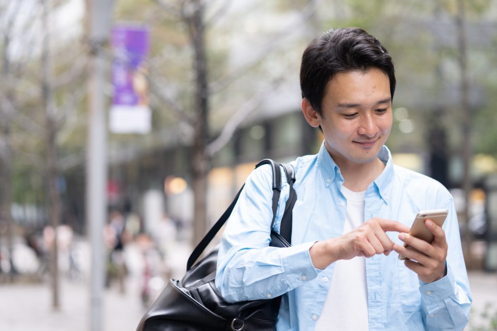 スマホを持つ男性の様子