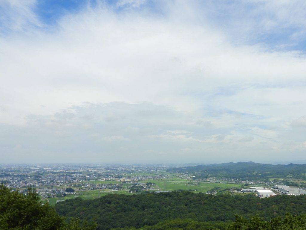 新田金山城跡から伊勢崎市方面を望むの様子