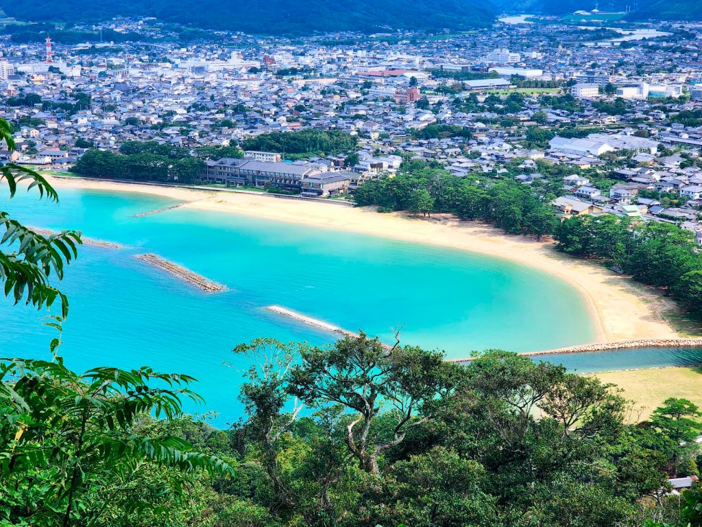 指月山より　菊ケ浜・萩市街の様子