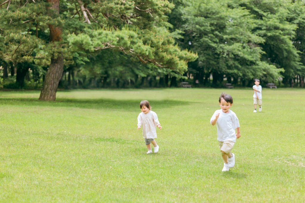 公園で追いかけっこする活発な子供達・兄弟の様子