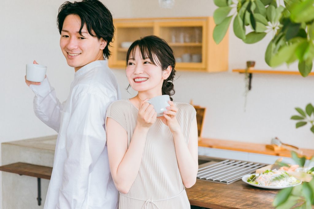 家でコーヒーを飲みながらくつろぐ夫婦の様子