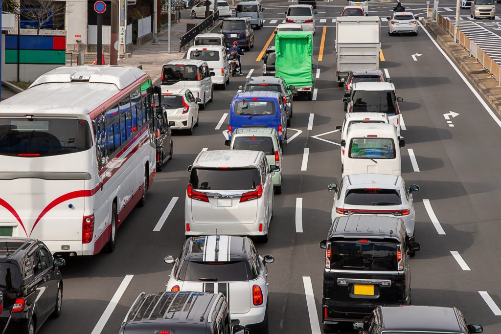 渋滞する幹線道路を後方から見るの様子