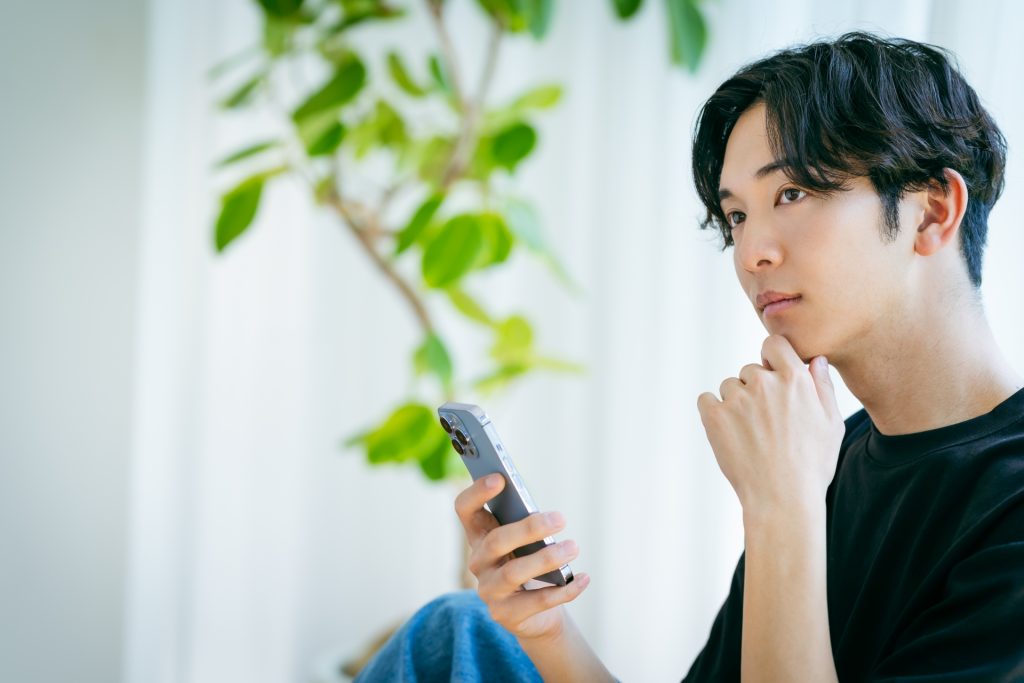 スマホを持った男性