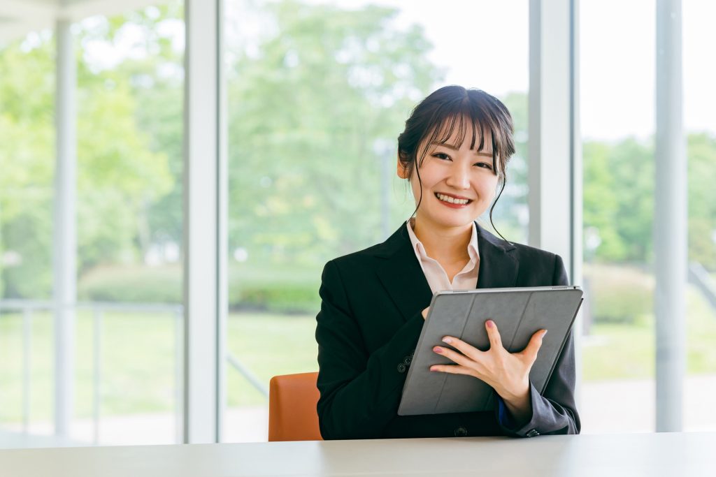 タブレットを使いカウンセリングする女性の様子