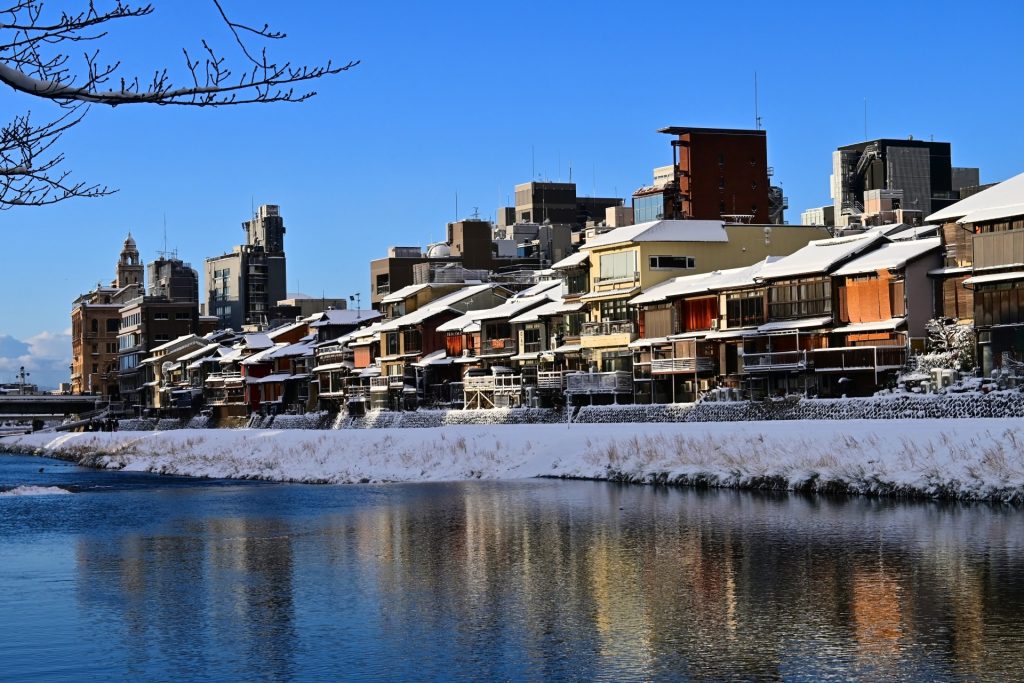 積雪の朝 京都市中京区鴨川左岸の冬景色の様子