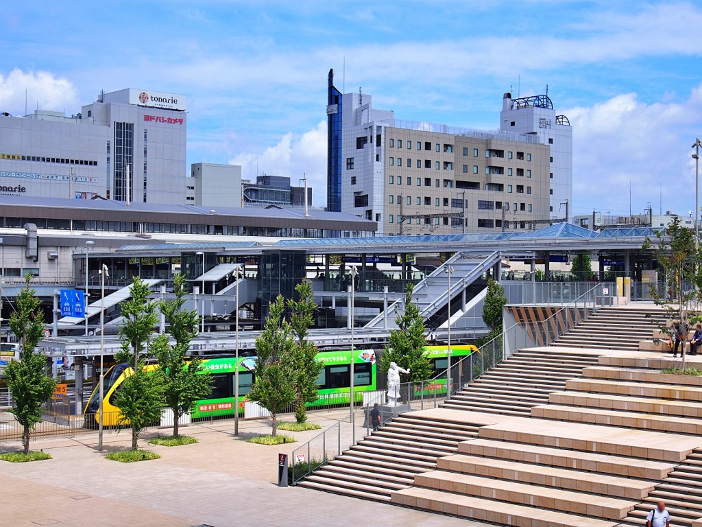 路面電車が停車する宇都宮駅東口の駅前風景の様子