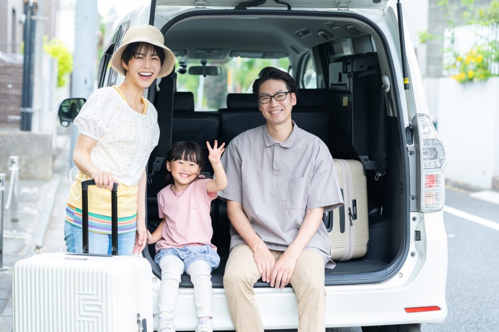 車で旅行に出かける家族の様子