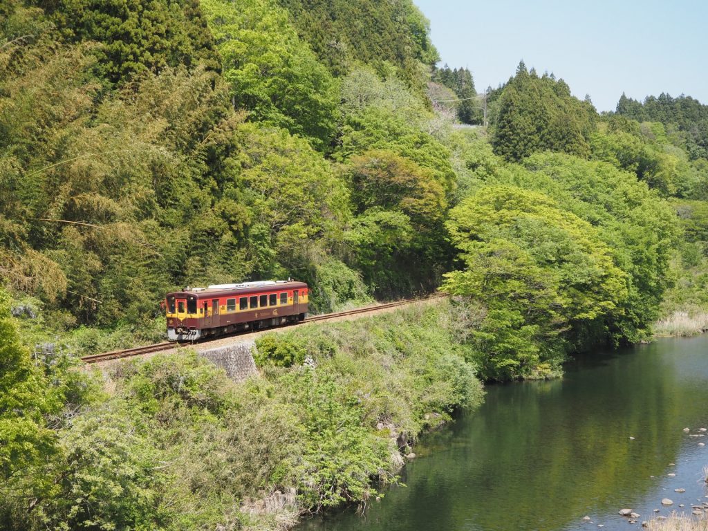 渓谷をゆく 渡良瀬の気動車の様子