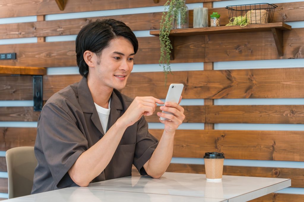 カフェ・家でスマホを使う男性（検索）の様子