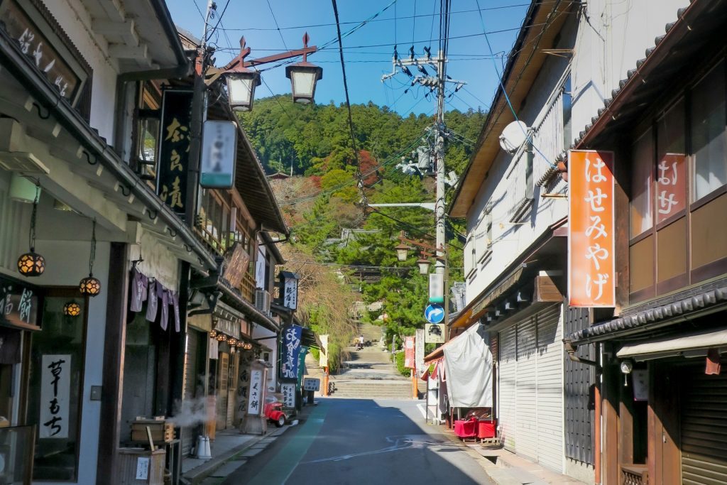 奈良・初瀬 長谷寺に続く門前町の街並みの様子