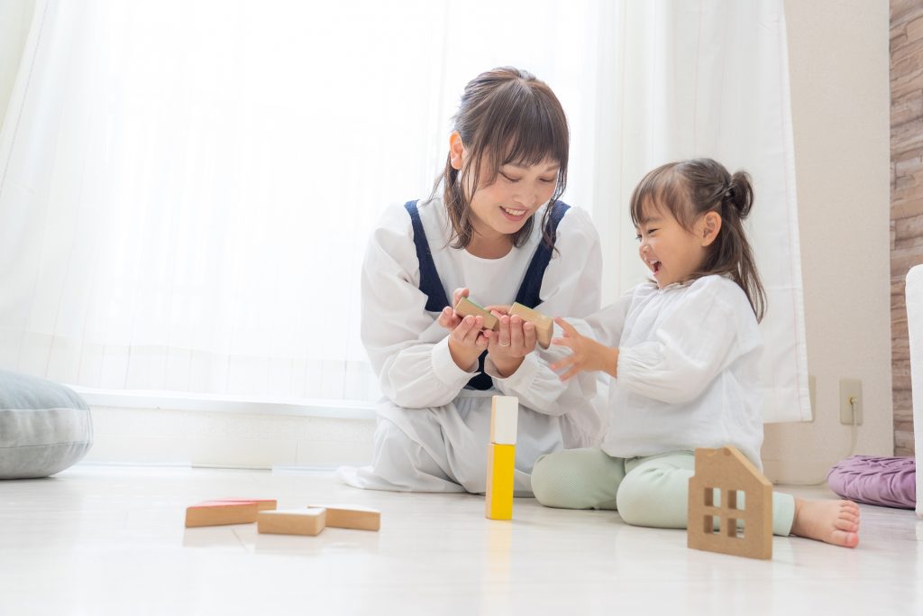 おもちゃで遊ぶ幼児の様子