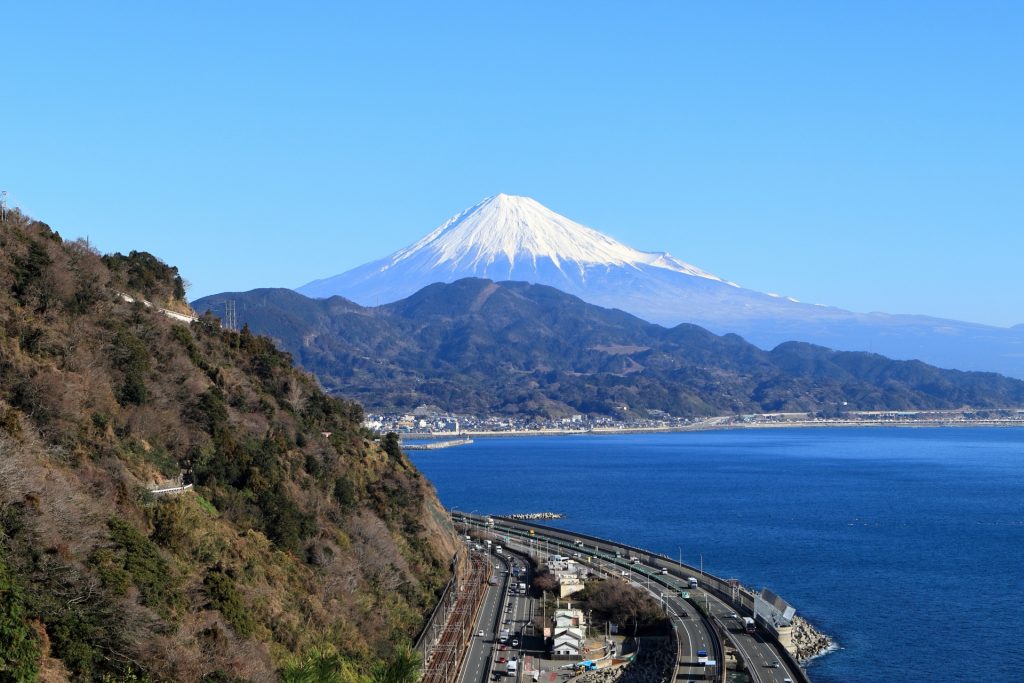 薩埵峠から見た富士山と駿河湾の様子