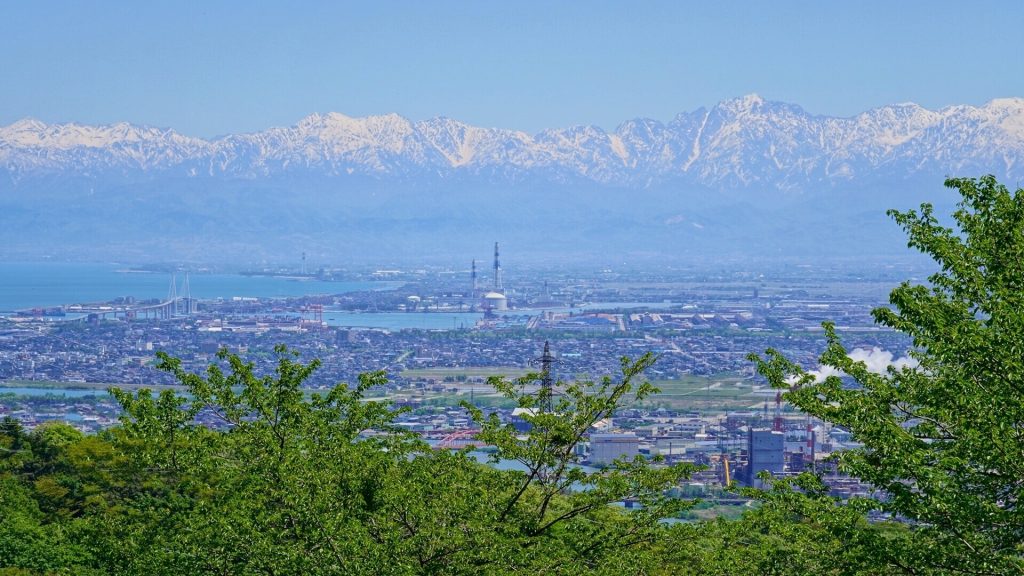 二上山　城山からの富山平野と立山連峰の様子