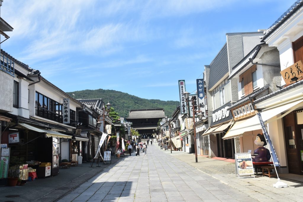 長野県 善光寺 山門前の仲見世通りの様子