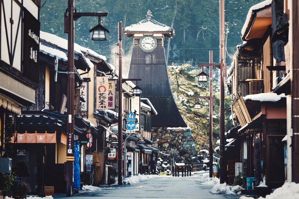 但馬の小京都 冬の出石町の町並みと辰鼓楼の様子