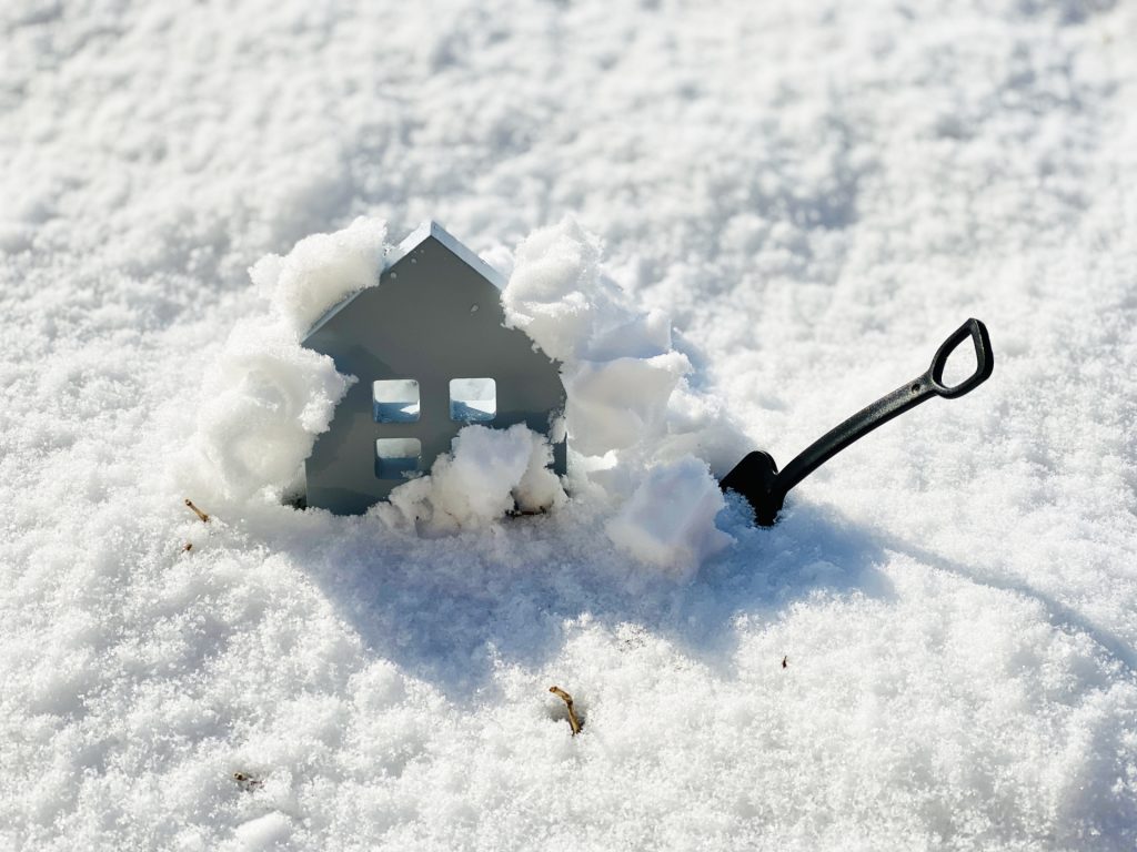 家小物と雪かきのスコップの様子