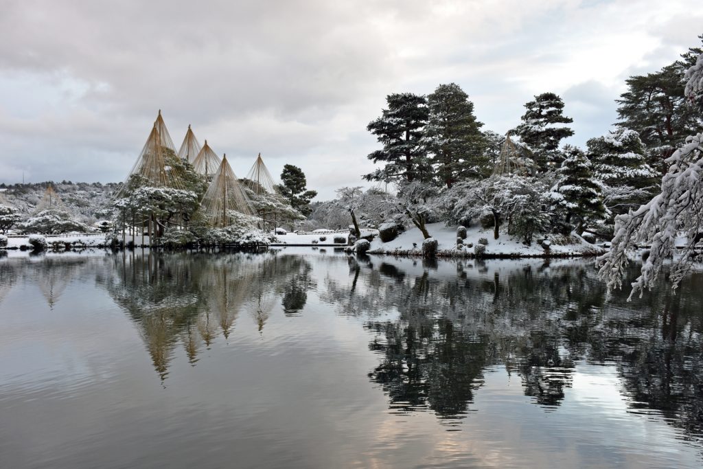 早朝、雪の兼六園の様子