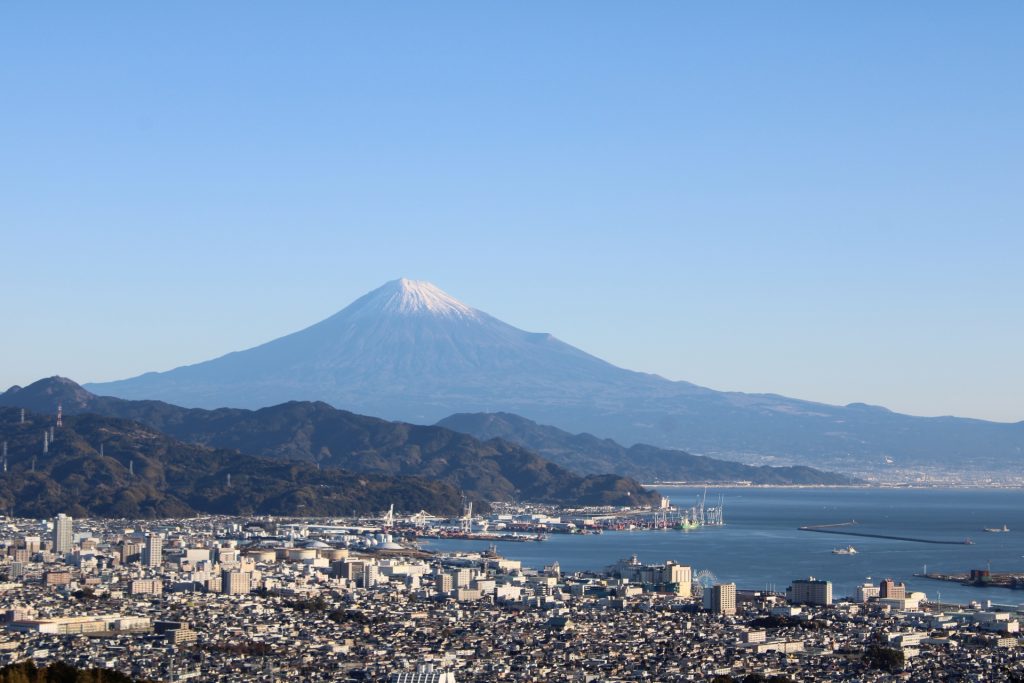 静岡県から見た富士山と駿河湾と静岡の街の様子