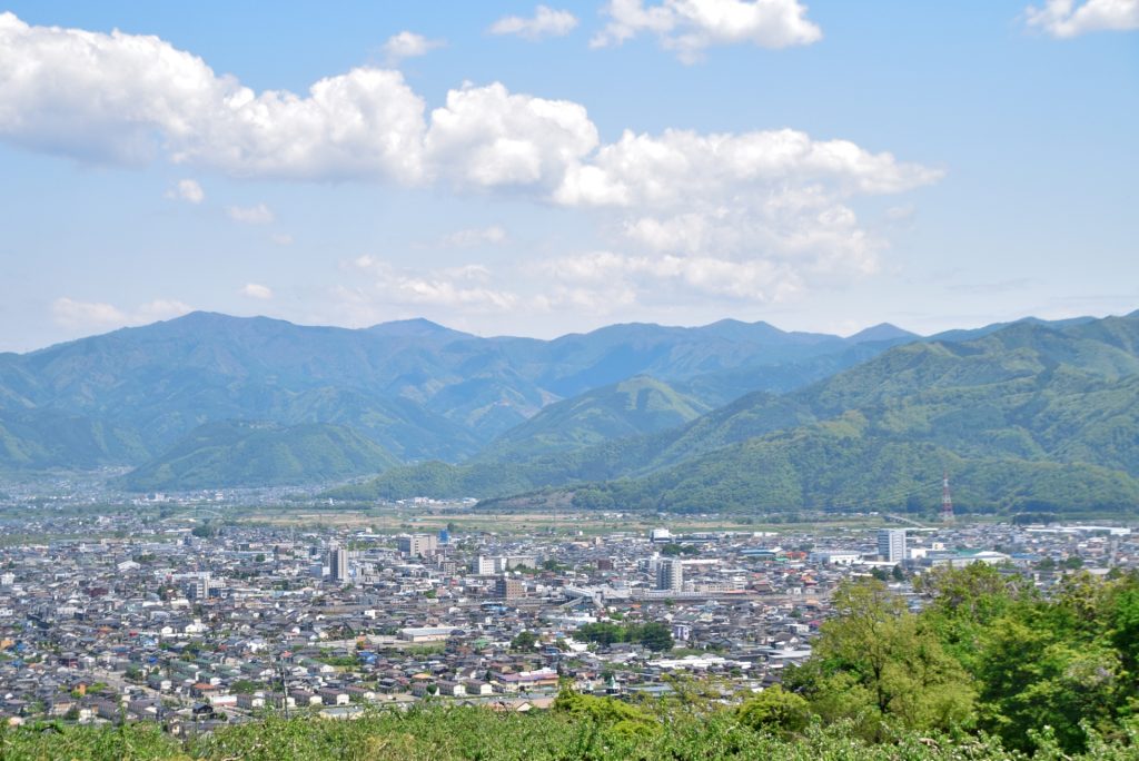 長野県長野市の山々と街並みを一望する風景の様子