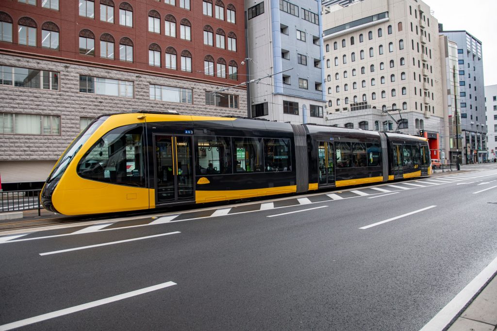 お洒落な路面電車の様子